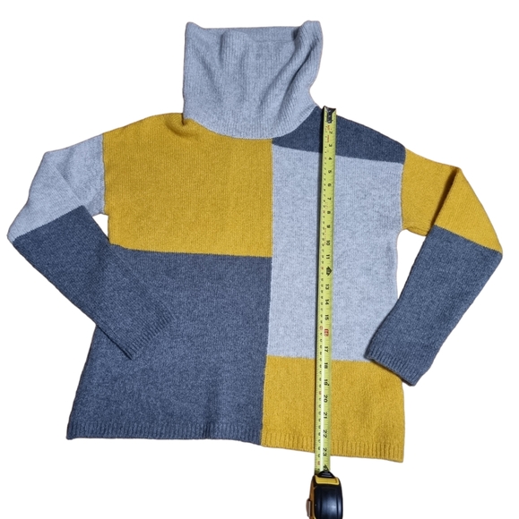 3/$40 Sale! Cute 3 Tone Sweater - Picture 3 of 6